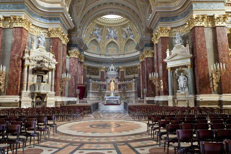Dentro da igreja