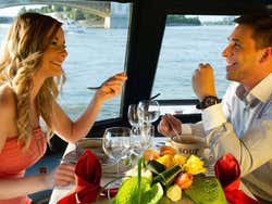 Comendo em um barco pelo Danúbio